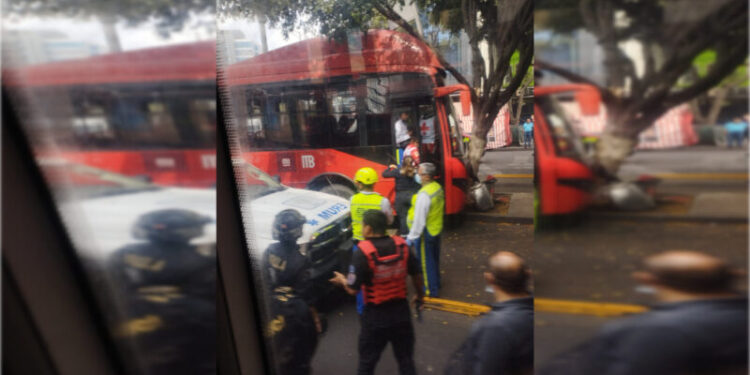 Choque de Metrobús contra un árbol deja  20 heridos