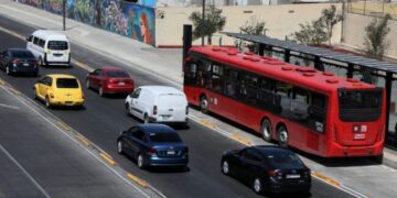Choca Metrobus contra camioneta en avenida Balderas  y Chapultpec