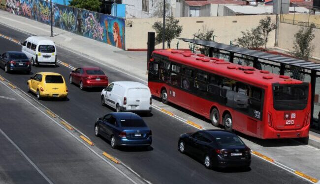 Choca Metrobus contra camioneta en avenida Balderas y Chapultpec