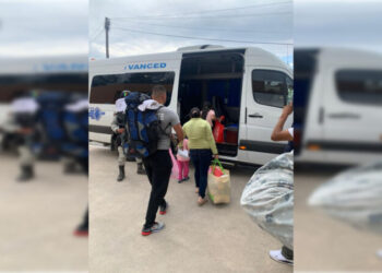 Trasladan a más de 100 migrantes rescatados en SLP a CDMX