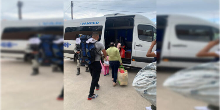 Trasladan a más de 100 migrantes rescatados en SLP a CDMX