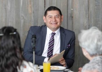 El senador Alejandro Armenta dio a conocer que va a reunirse con su equipo de abogados a fin de analizar si procede legalmente contra la ministra presidenta de la Suprema Corte de Justicia de la Nación, Norma Piña, por los mensajes de WhatsApp que le envió la víspera.