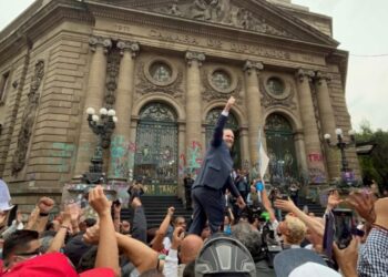 Al llegar al Congreso de la Ciudad de México, recibieron al alcalde de Benito Juárez, Santiago Taboada, a coro: ¡Taboada, amigo, Iztapalapa está contigo! Luego, lo alzaron en hombros y lo dejaron en la puerta principal del recinto.