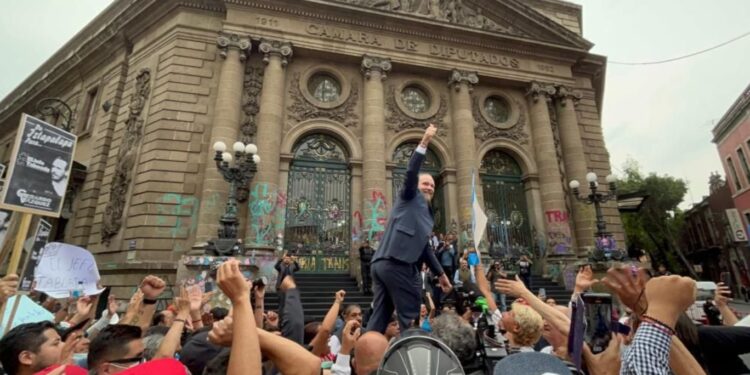 Al llegar al Congreso de la Ciudad de México, recibieron al alcalde de Benito Juárez, Santiago Taboada, a coro: ¡Taboada, amigo, Iztapalapa está contigo! Luego, lo alzaron en hombros y lo dejaron en la puerta principal del recinto.