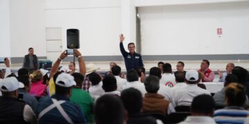 "Me comprometo a estar muy cerca del próximo gobierno del estado de México y de Alejandra del Moral, para sacar adelante al transporte", aseguró el diputado Enrique Vargas del Villar, al reunirse con integrantes de la Organización de Campesinos e Indígenas OCIM, en Almoloya de Juárez.