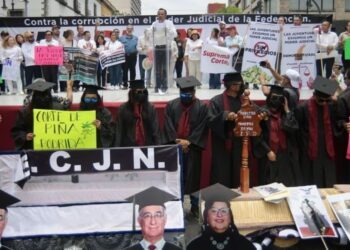 “Es un insulto grave y agravio al Estado de Derecho… es un reto directo que atenta en contra de la democracia mexicana, mientras que se vive violencia al máximo en Veracruz. Las porras de Morena y sus fanáticos siembran miedo a la población, eso quiere instaurar Morena: sino votan por ellos, violencia", advierte Döring.