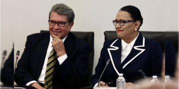 Encuentro espontáneo entre los dos principales aspirantes de Morena a la Jefatura de Gobierno de la CDMX: la secretaria de Seguridad y Protección Ciudadana, Rosa Icela Rodríguez fue recibida por Ricardo Monreal.