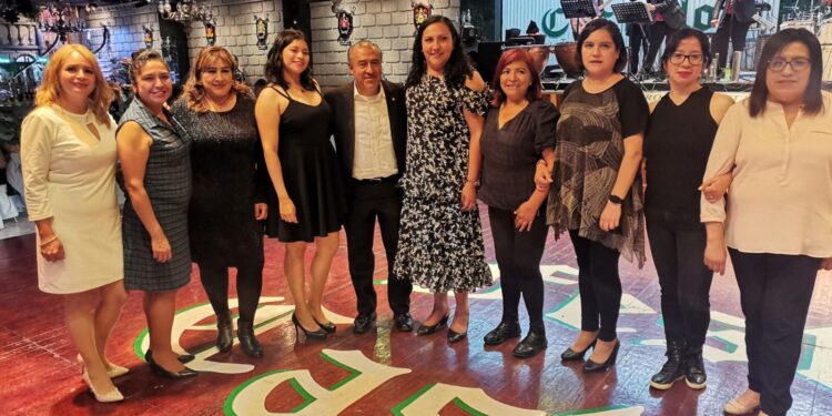 El presidente de Espacio Democrático Independiente (EDI), señaló que siempre ha vivido en Iztacalco, en la colonia Agrícola Oriental y estudió en escuelas públicas, y le dijo a los docentes: “Quisiera que hiciéramos un compromiso y el compromiso es que me ayuden a transformar las cosas en Iztacalco.