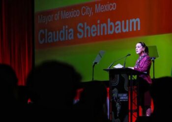 El martes, la mayoría de Morena aprovechó el caos para presentar una iniciativa con la cual le permitirán a la jefa de Gobierno, Claudia Sheinbaum, tener vía libre para hacer campaña presidencial en el extranjero,