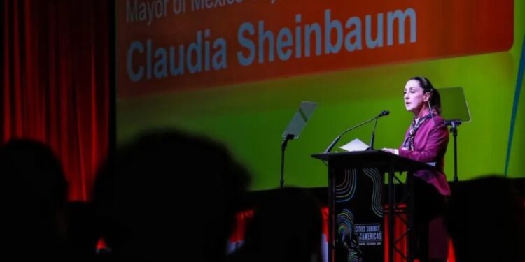 El martes, la mayoría de Morena aprovechó el caos para presentar una iniciativa con la cual le permitirán a la jefa de Gobierno, Claudia Sheinbaum, tener vía libre para hacer campaña presidencial en el extranjero,