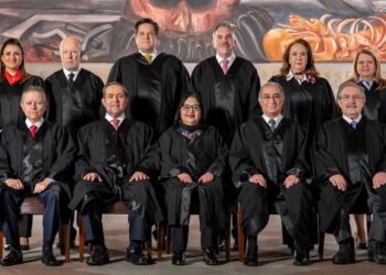 La jefa de Gobierno de la Ciudad de México Claudia Sheinbaum se sumó a las críticas, señalamientos y descalificación en contra de la Suprema Corte de Justicia de la Nación (SCJN), institución a la que acusó de querer “parar” las obras del presidente Andrés Manuel López Obrador, no por razones jurídicas, sino por “intereses distintos”.