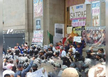 Simpatizantes de ministros desalojan plantón frente a la Suprema Corte