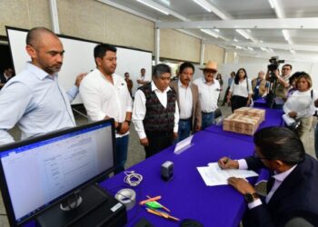 Entregan firmas para proceso de revocación de mandato del alcalde de Xochimilco