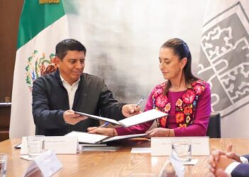 Firma Sheinbaum convenio con Salomón Jara para digitalización de trámites