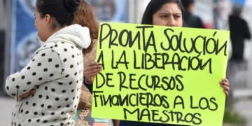 Profesoras de CENDIS protestan por mejoras salariales