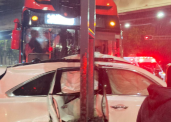 Metrobús choca contra camioneta en Iztacalco