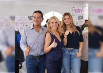 Enrique Vargas del Villar emite su voto en Huixquilucan