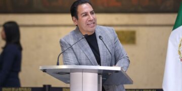 El coordinador del Grupo Parlamentario de Morena en el Senado, Eduardo Ramírez Aguilar, advirtió que su bancada insistirá en una profunda reforma electoral para que los partidos no gocen de tantos recursos públicos, que los tiempos en radio y televisión no sean tan imperativos para las campañas y para reducir de nueve a seis meses el proceso electoral.