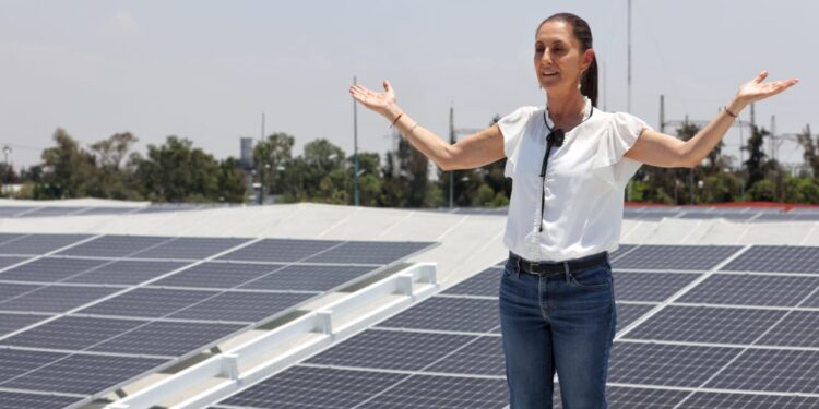 De origen zacatecano, si no le hiciera ojitos Ricardo Monreal también a la candidatura para jefe de Gobierno de la Ciudad de México, quizá no habría decidido iniciar en la capital su campaña para encabezar la Coordinación Nacional de Defensa de la Cuarta Transformación en la capital del país.