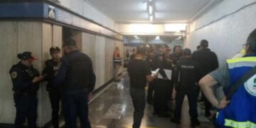 Joven muere electrocutado tras caer a las vías del Metro