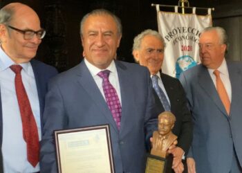 Recibe reconocimiento Pablo Trejo por su contribución a la libertad de prensa