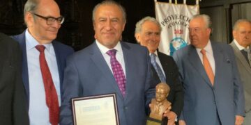 Recibe reconocimiento Pablo Trejo por su contribución a la libertad de prensa