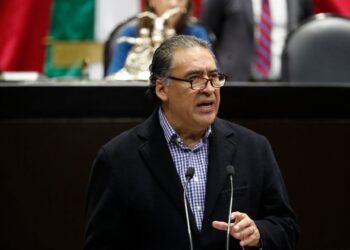 La elección consecutiva es la figura jurídica que establece la prerrogativa de un ciudadano que desempeña un cargo de elección popular, a ser postulado para ocupar nuevamente dicho cargo por otro periodo y de manera consecutiva. FOTO: Cámara de Diputados