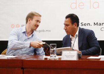 El también coordinador del grupo parlamentario de Morena, señaló que Sinaloa, Guerrero, Oaxaca, Chiapas y Durango padecen “esta actividad ilícita”, en la que algunos campesinos son explotados, otros son conscientes de lo que hacen y otros más son obligados a cultivarla.