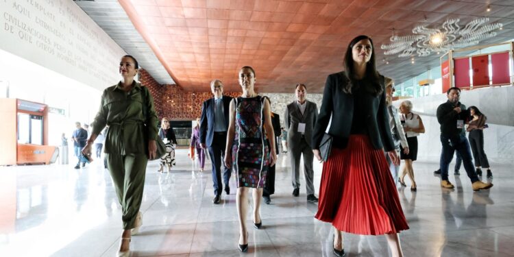 La jefa de Gobierno, Claudia Sheinbaum dijo que una encuesta elaborada por el INEGI da como resultado que el 67 por ciento de las personas entrevistadas afirman que México está preparado para que una mujer encabece la Presidencia de la República. Pero no sólo eso, además quieren que una mujer sea presidente.