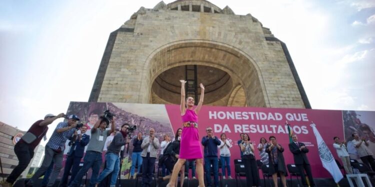 Al rendir un informe de cierre de su administración y despedirse de ella, a cuatro años y medio de haber comenzado, la jefa de Gobierno, Claudia Sheinbaum resaltó que no le está diciendo un adiós a la Ciudad de México ni a su gente, si no que va seguir “una etapa decisiva para nuestra patria”,
