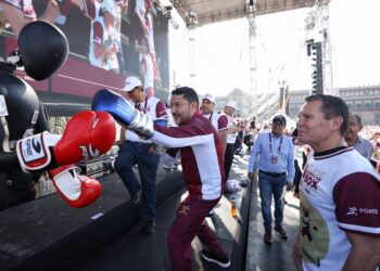 En su primer evento masivo como jefe de Gobierno de la Ciudad de México, Martí Batres destacó que la Clase Masiva de Box 2023 rompió el récord de asistencia al reunir aproximadamente a treinta mil personas en el Zócalo capitalino.