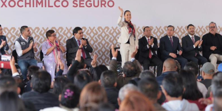 La jefa de Gobierno, Claudia Sheinbaum, encabezó el arranque del plan “Xochimilco Seguro”, que va a apuntalar al alcalde de esa Demarcación Territorial, José Carlos Acosta, de Morena, quien en las próximas semanas podría enfrentarse a una consulta de revocación de mandato.