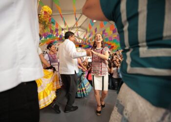 La jefa de Gobierno de la Ciudad de México Claudia Sheinbaum no se mueve de su postura política de que sea una encuesta en vivienda, “tal como lo establecen los estatutos”, el método de selección del candidato presidencial de Morena para 2024.