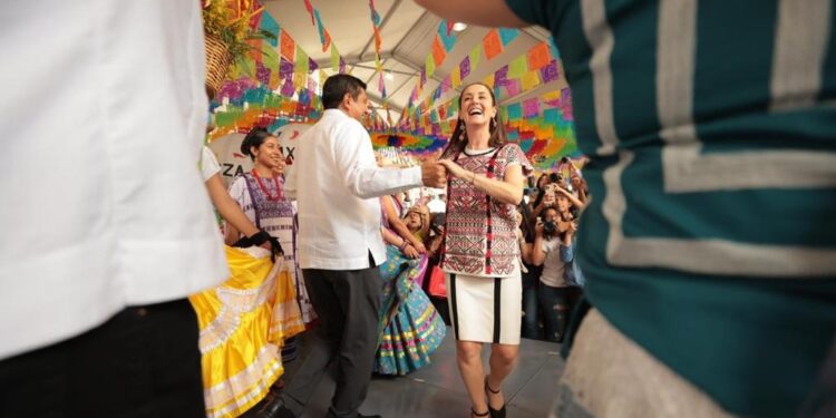 La jefa de Gobierno de la Ciudad de México Claudia Sheinbaum no se mueve de su postura política de que sea una encuesta en vivienda, “tal como lo establecen los estatutos”, el método de selección del candidato presidencial de Morena para 2024.