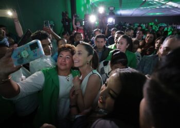 “Yo disciplinadamente me voy a esperar al domingo, al Consejo Nacional de Morena, para que ahí se diga el planteamiento y el lunes estarán escuchando mi posicionamiento frente al domingo, eso es muy importante”, expresó.