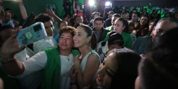 “Yo disciplinadamente me voy a esperar al domingo, al Consejo Nacional de Morena, para que ahí se diga el planteamiento y el lunes estarán escuchando mi posicionamiento frente al domingo, eso es muy importante”, expresó.