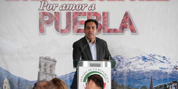 Durante una comida poblana que le ofreció el presidente de la Mesa Directiva de este órgano legislativo, Alejandro Armenta, el líder de la bancada morenista se declaró también, admirador de la habilidad de Ricardo Monreal para unir fuerzas parlamentarias y alcanzar consensos en el Senado.