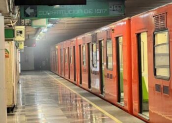 Reportan usuarios presencia de humo en estación Doctores de L-8