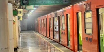 Reportan usuarios presencia de humo en estación Doctores de L-8