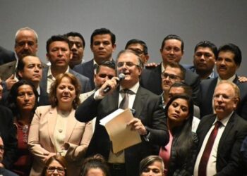 Anuncia Ebrard su renuncia a la SRE