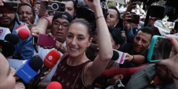 La jugada opositora podría llevar a Andrés Manuel López Obrador a quemar naves en definitiva, pase lo que pase, con la ex jefa de Gobierno de la CDMX, Claudia Sheinbaum, aun cuando no aumente en las preferencias en población general o incluso si descendiera.