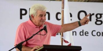 Hermano (José Ramiro ) de AMLO promociona a Sheinbaum en las calles de Tabasco