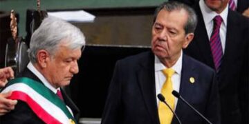 Momento histórico entre otros, cuando Porfirio Muñoz Ledo, entrega, el primero de diciembre del 2018, la banda presidencial al actual presidente Andrés Manuel López Obrador. Y seguramente, este momento jamás será olvidado para el tabasqueño, así como las criticas incomodas que nacieron años después de don Porfirio, en la forma de llevar las riendas del país.