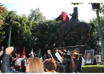 Integrantes del Frente Popular Francisco Villa (FPFV) colocaron una ofrenda floral en el monumento a El Centauro del Norte, ubicado en el Parque de los Venados, con motivo del centenario luctuoso del prócer de la Revolución Mexicana.