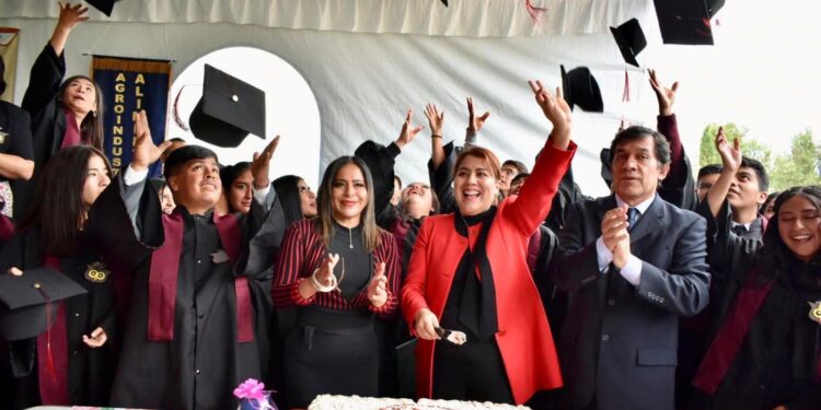 Berenice Hernández Calderón, alcaldesa de Tláhuac, estuvo presente en la ceremonia de graduación del Centro de Bachillerato Tecnológico Agropecuario (CBTA) número 35 del pueblo de San Juan Ixtayopan.