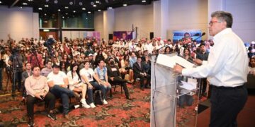 Ante colectivos de jóvenes, Ricardo Monreal Ávila, aspirante a la coordinación de los Comités de Defensa de la Cuarta Transformación, reconoció que el cambio de México ya comenzó gracias a la participación de este sector, “porque cuestionan, tienen visión y aportan propuestas”.