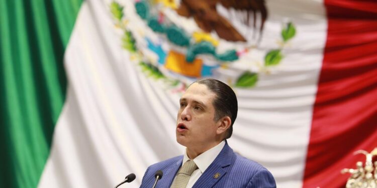 “Es infame que las autoridades quieran deslindarse del deceso de la menor y pongan en riesgo a millones de personas pagando con el dinero de todos los mexicanos, sumas millonarias a empresas que evidentemente son incapaces de brindar un servicio de calidad", sostiene el diputado federal Luis Mendoza