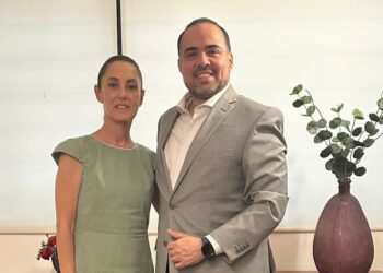 El 'Chimoltrufio' Gonzalo Espina así como dice una cosa, dice otra. Ayer calificaba de "mamarracho" al presidente López Obrador y hoy a poya a Claudia Sheinbaum, de quien dice es más panista que Xóchitl Gálvez.