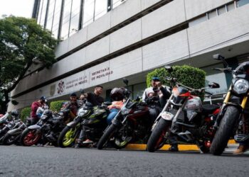 Seguro lo has padecido como peatón, como ciclista o al volante de tu automóvil. Es la calamidad que representan miles de motociclistas en la Ciudad de México, luego de que en los últimos años ha habido un boom en el uso de este tipo de medio de transporte, sin una regulación apropiada para establecer y obligar a que se cumplan las reglas de convivencia.