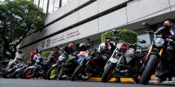 Seguro lo has padecido como peatón, como ciclista o al volante de tu automóvil. Es la calamidad que representan miles de motociclistas en la Ciudad de México, luego de que en los últimos años ha habido un boom en el uso de este tipo de medio de transporte, sin una regulación apropiada para establecer y obligar a que se cumplan las reglas de convivencia.
